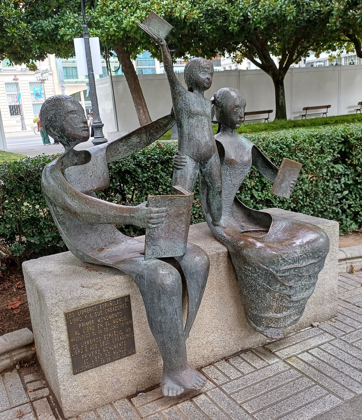 Monumento ao livro e aos seus criadores, erigido pelos livreiros espanhóis em A Coruña (Galiza, Espanha). Foto © Teresa Vasconcelos