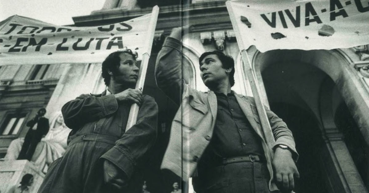 Sebastião Salgado, Manifestação de trabalhadores dos TLP (Lisboa, Julho de 1975). Foto reproduzida do livro Um Fotógrafo em Abril, disponível em linha na página do Centro de Documentação 25 de Abril.