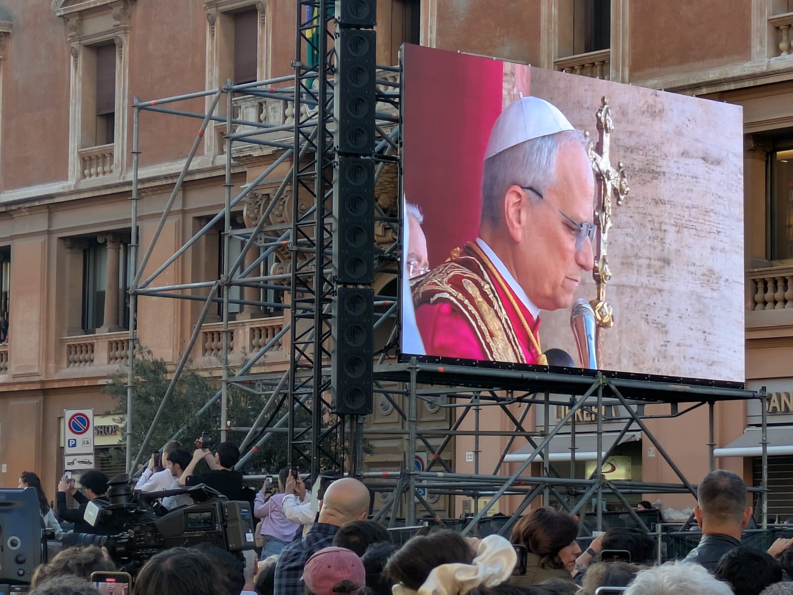 A emoção do Papa Leão XIV visível num dos ecrãs gigantes instalados no Vaticano. Foto António Marujo