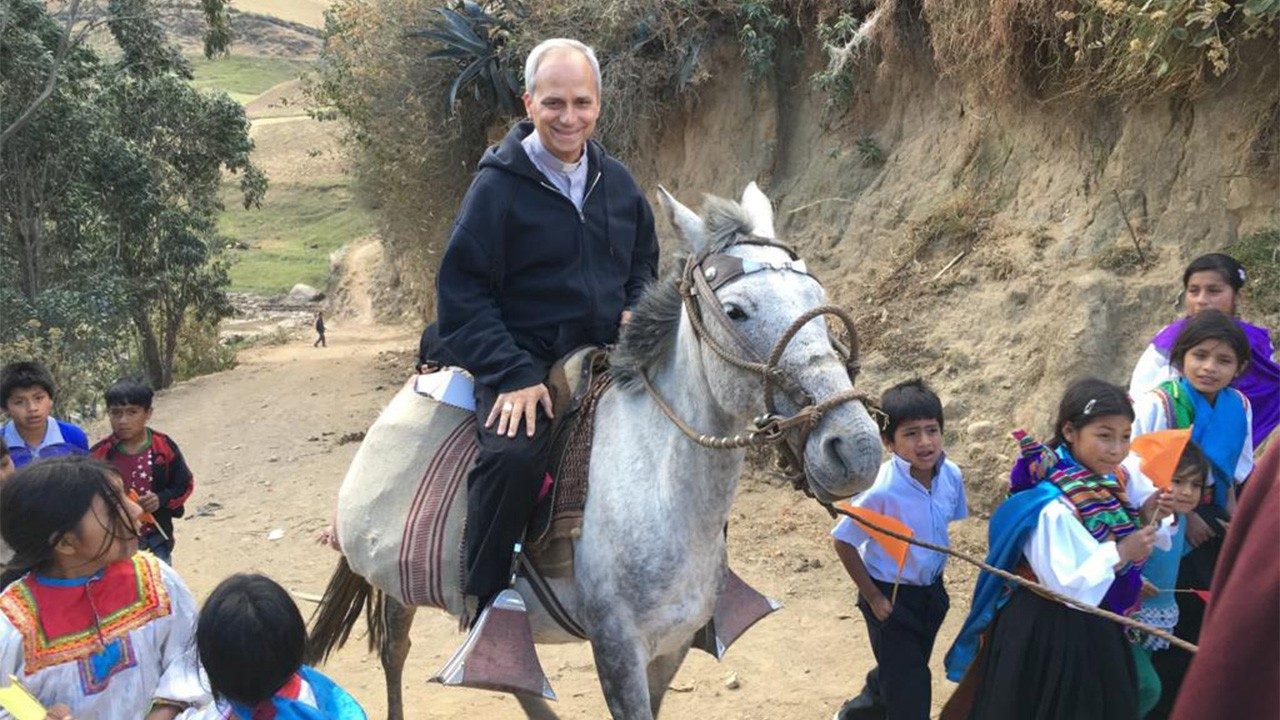 Bispo Prevost a cavalo no Peru. Foto DR
