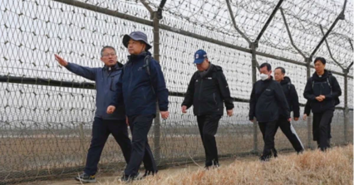 Bispos católicos fizeram uma caminhada pela paz ao longo da fronteira das duas Coreias. Foto Conferência Episcopal Coreana Bispos católicos fizeram uma caminhada pela paz ao longo da fronteira das duas Coreias. Foto Conferência Episcopal Coreana