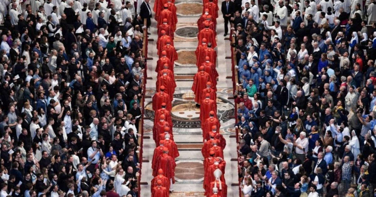 Cardeais em cortejo, no final a missa pro eligendo Romano Pontifice (pela eleição do pontífice romano). Foto Vatican Media