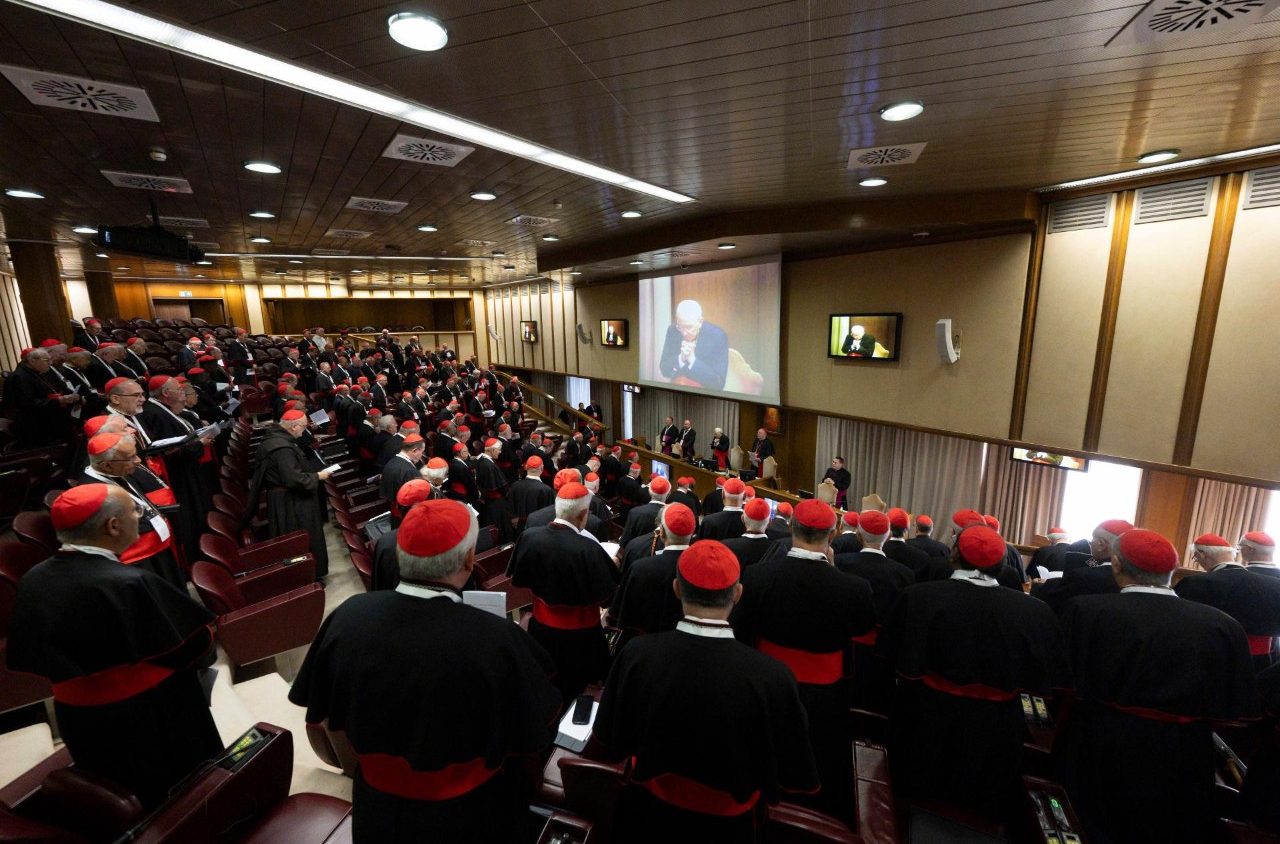 Cardeais reunidos em congregação geral, 30 de abril de 2025. Foto Vatican Media