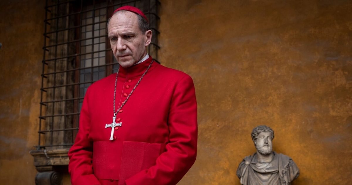 O ator britânico Ralph Fiennes representa o cardeal decano, responsável pelo Conclave. Foto: Direitos reservados.