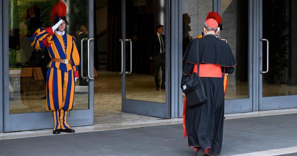 Os mais de 200 cardeais da Igreja Católica procuram, em ‘congregações’ diárias no Vaticano, escutar as visões de cada um quanto ao presente e futuro da instituição. Foto © Vatican Media, via Agência Ecclesia.