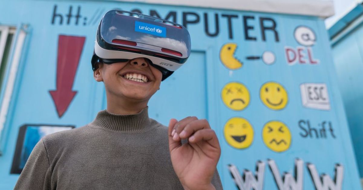 Criança utiliza programa de realidade virtual criado pela Unicef. Foto © UnicefChristopher Herwig