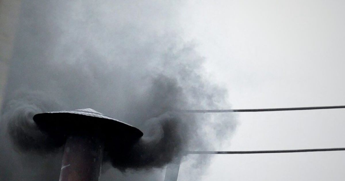 Da chaminé por cima da Capela Sistina saiu fumo negro, 07 maio 2025. Foto Vatican Media Da chaminé por cima da Capela Sistina saiu fumo negro, 07 maio 2025. Foto Vatican Media