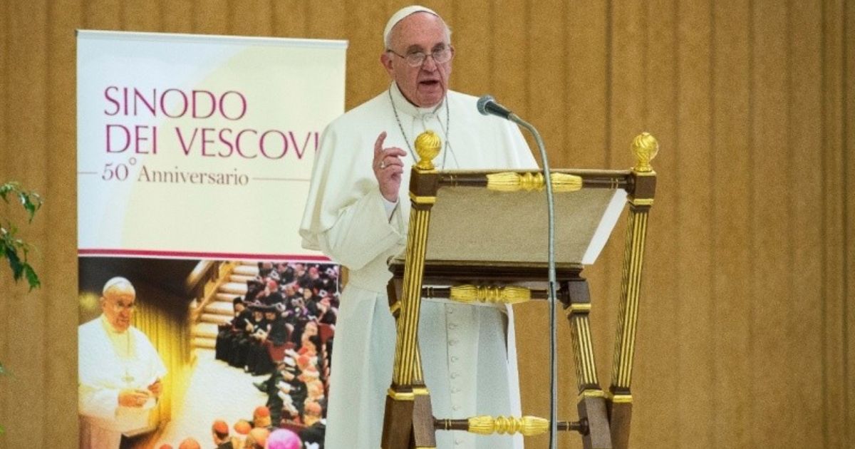 Francisco, na cerimónia evocativa do cinquentenário da instituição do Sínodo dos Bispos pelo Papa Paulo VI, em 17 de outubro de 2015 Foto Osservatore Romano