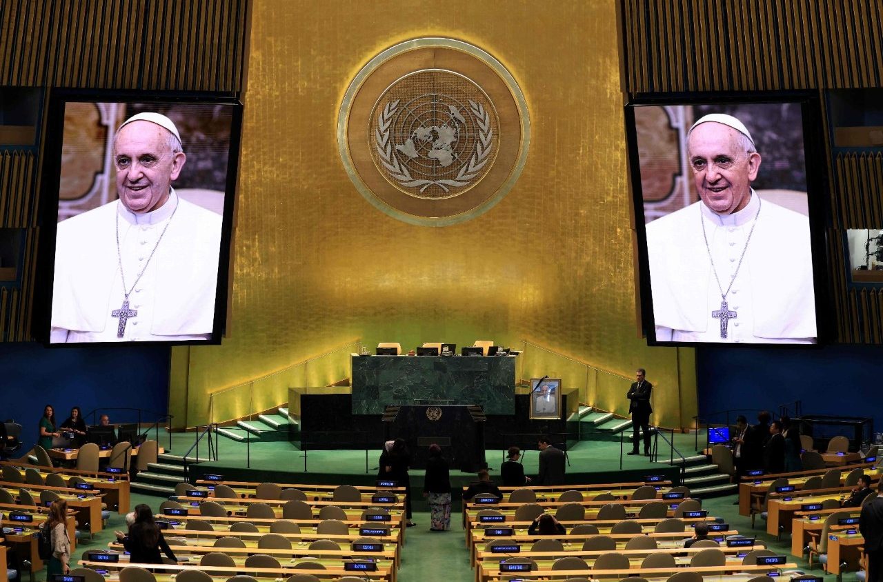 Imagens do Papa Francisco preenchem os ecrãs no início da sessão de homenagem ao Papa Francisco, na assembleia geral da ONU, na passada terça-feira. Foto ONU