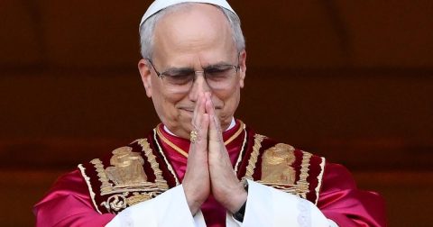 Reações (quase) unânimes: Leão XIV "oferece à humanidade renovadas centelhas de esperança" Leão XIV, comovido, quando falou pela primeira vez aos fiéis na Praça de São Pedro. Foto Agência EcclesiaPR