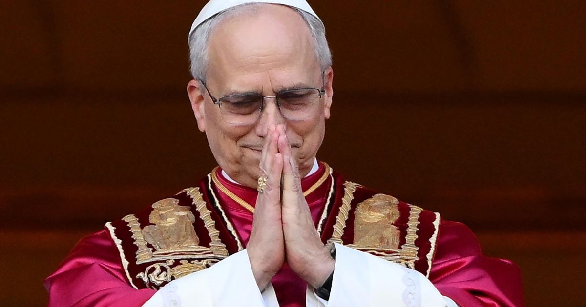 Leão XIV, comovido, quando falou pela primeira vez aos fiéis na Praça de São Pedro. Foto Agência EcclesiaPR