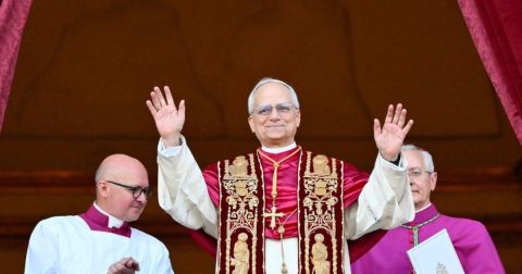 Prevost torna-se Leão XIV; vem dos EUA (e do Peru) e falou da paz para toda a terra Leão XIV, emocionado, saudou a multidão a partir do balcão da basílica de São Pedro. Foto Vatican Media