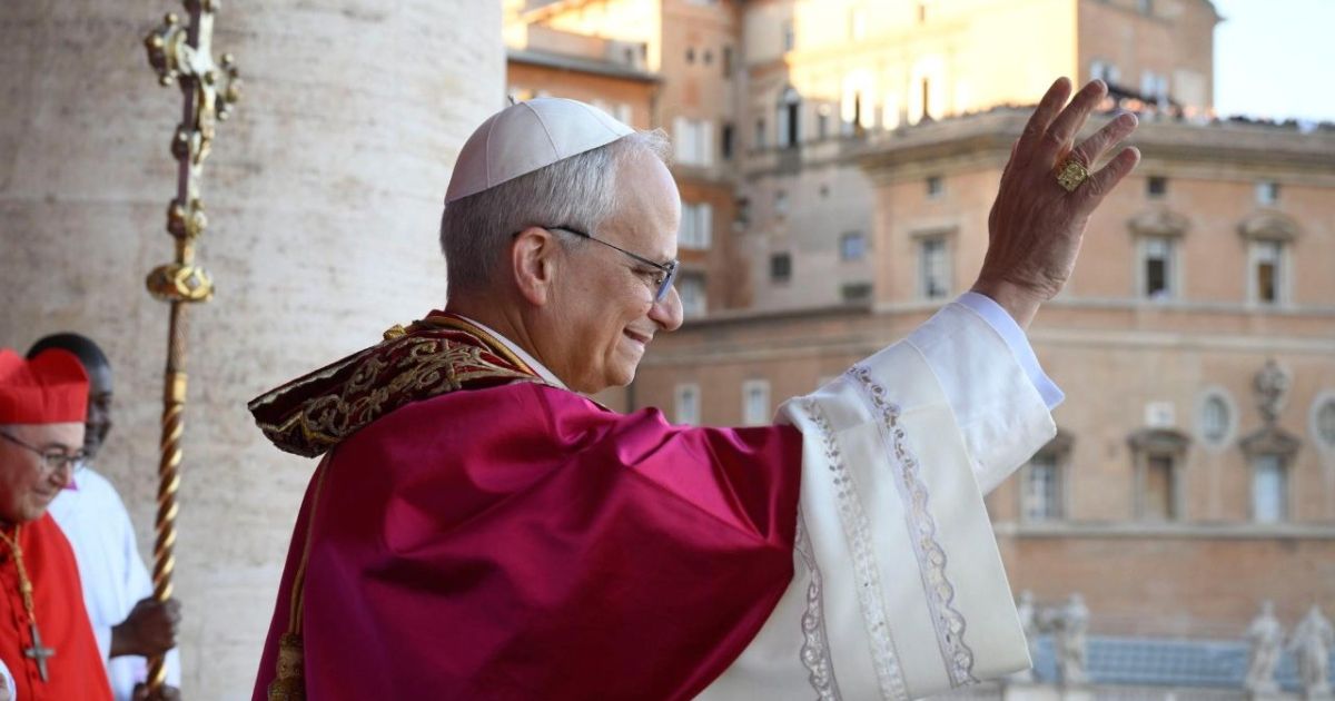Leão XIV, visivelmente emocionado, saudou a multidão a partir do balcão da basílica de São Pedro. Foto Vatican Media