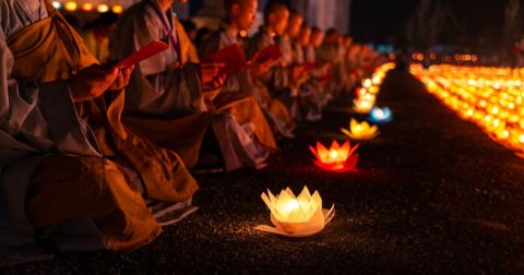 Monges rezam na noite de Vesak. Foto Vinh Dao