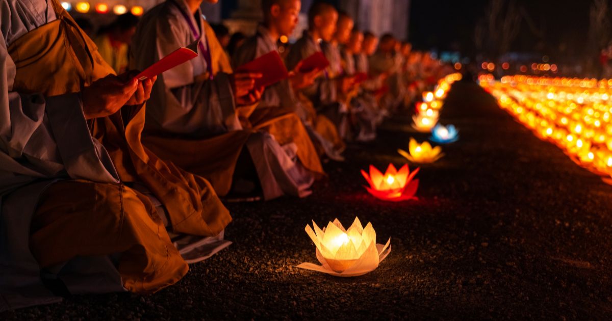 Monges rezam na noite de Vesak. Foto Vinh Dao Monges rezam na noite de Vesak. Foto Vinh Dao