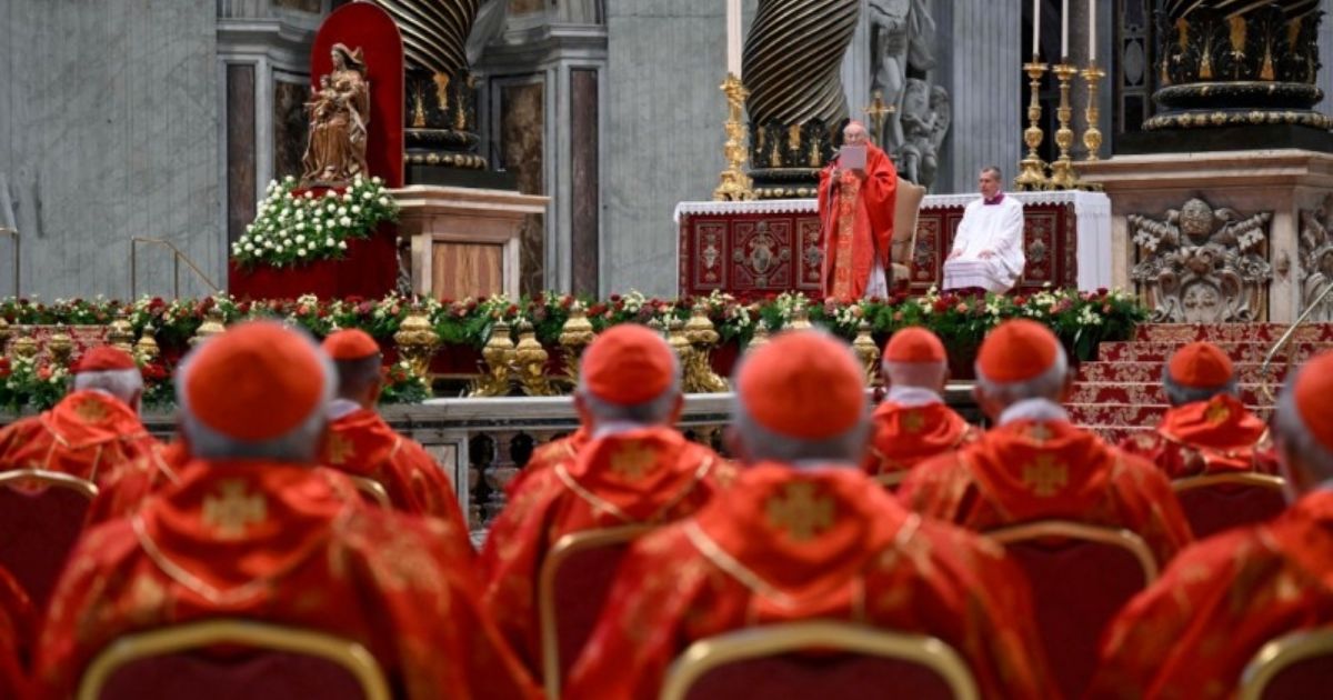 O cardeal Battista Re, na homilia da missa pro eligendo Romano Pontifice (pela eleição do pontífice romano)., 7 maio 2025. Foto Vatican Media