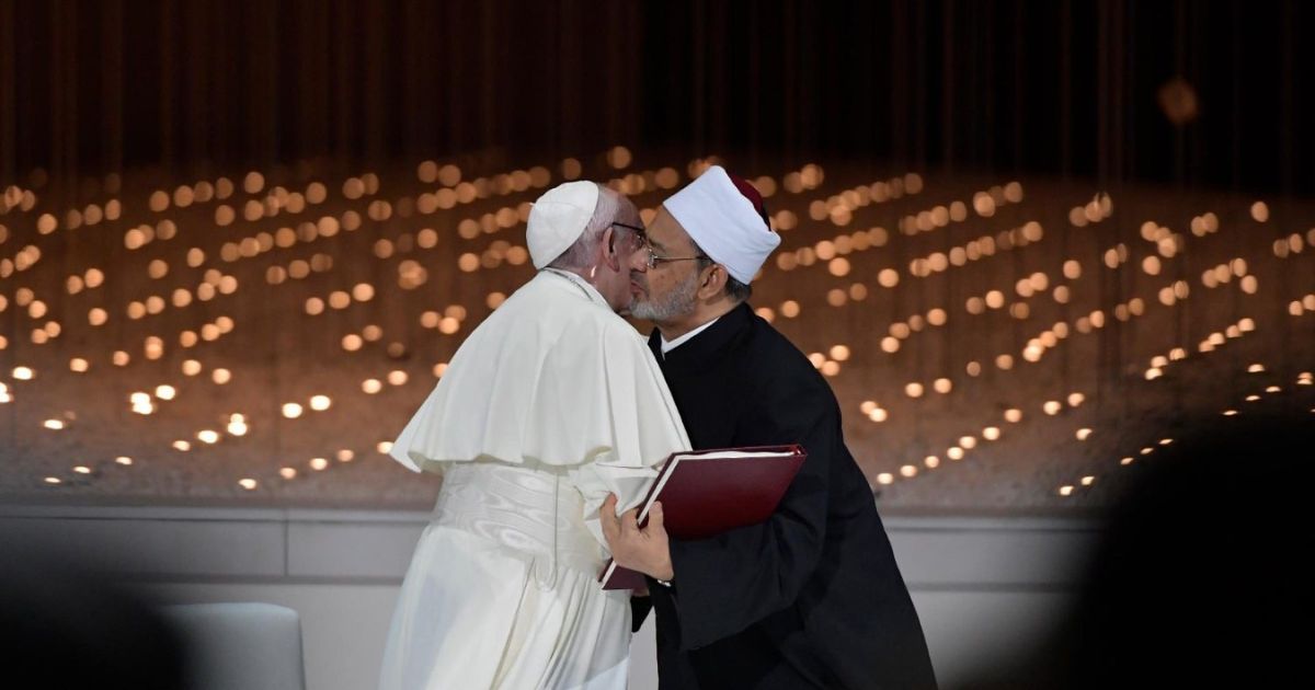O Papa Francisco e o Grande Imã de Al-Azhar após a assinatura da Declaração de Abu Dhabi, 4 fevereiro 2019 Foto © Vatican Media