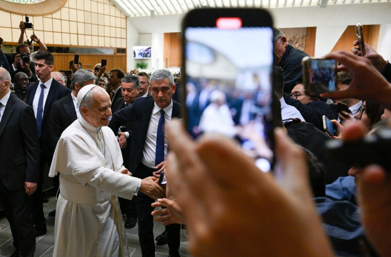 O Papa saúda os jornalistas, 12 maio 2025. Foto Vatican Media