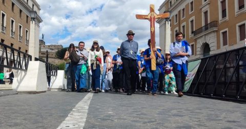 Um Jubileu atípico! O patriarca Rui Valério e o padre Tiago Fonseca acompanharam o grupo de peregrinos das paróquias da Ericeira e Carvoeira no Jubileu dos Adolescentes. Foto César Moreira