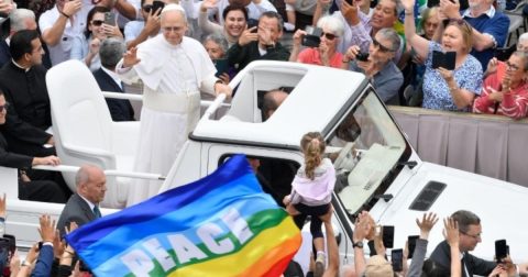 Leão XIV continuou catequeses de Francisco, pediu soluções para Gaza e evocou N. Sra. de Fátima Papa Leão XIV à chegada à Praça de São Pedro, para a primeira audiência pública semanal. Foto Vatican Media