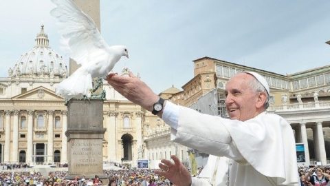"Todos somos artesãos da paz e construtores de futuro" Papa e a Pomba da paz Vatican News