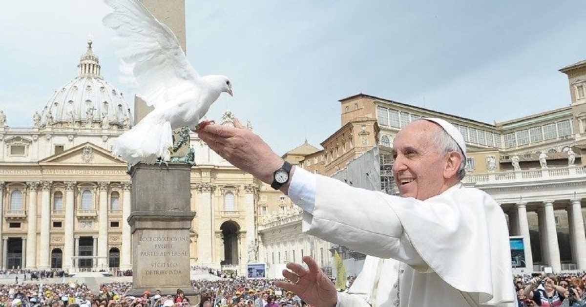 Papa e a Pomba da paz Vatican News