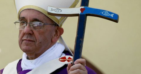 Pode vir alguma coisa boa de Lampedusa? Papa em Lampedusa, com Báculo feito de embarcações de migrantes— AP2013