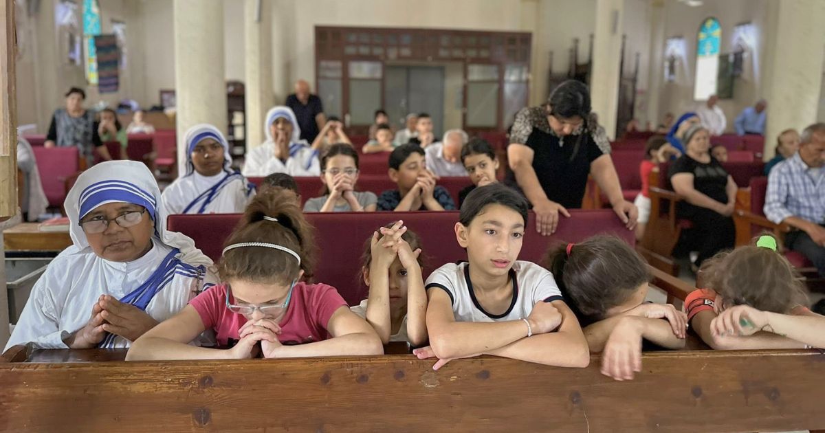 Refugiados acolhidos na paróquia da Sagrada Família, na cidade de Gaza, participam na missa diariamente. Foto Direitos reservados