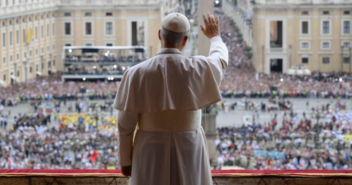 Saudação do Papa aos fiéis na Praça de São Pedro, 11 maio 2025 (@Vatican Media)