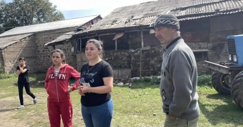 Vai nascer um comité multipartidário para apoiar a paz em Nagorno-Karabakh Uma das muitas famílias expulsas de Nagorno-Karabach em setembro de 2023. Foto © 2023 Tanya LokshinaHuman Rights Watch