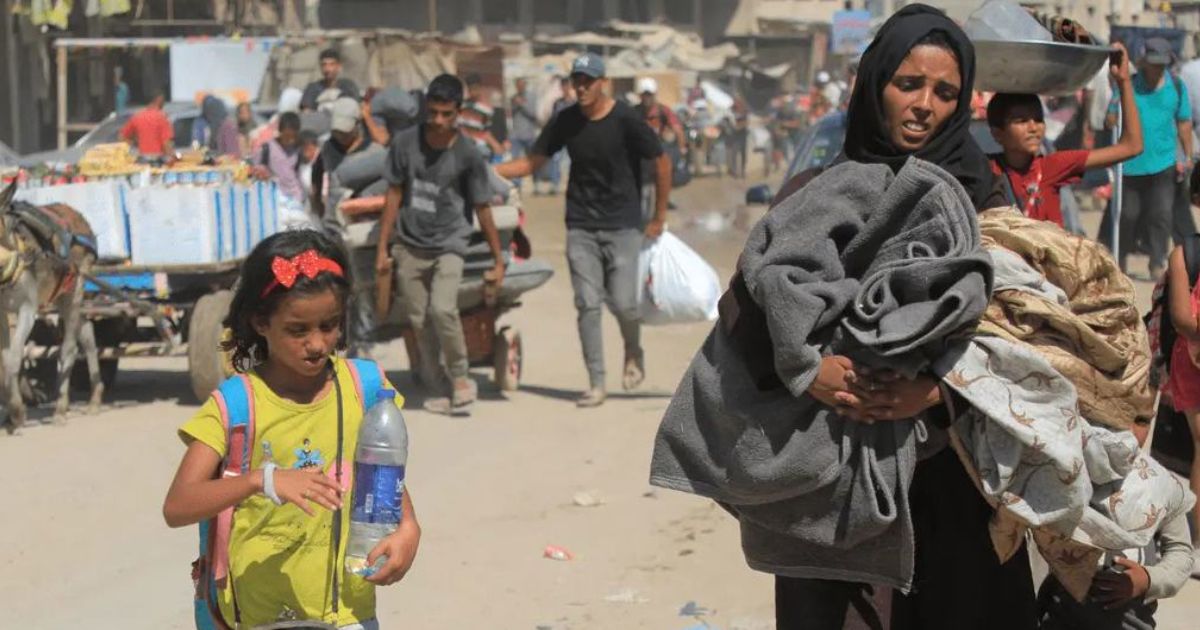 UnfpaMedia Clinic Uma família deslocada deixa a área oriental de Deir Al Balah depois que as autoridades israelenses emitiram uma ordem de evacuação para a área