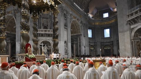 “Europeu ou asiático”, mas “não se pode voltar atrás” no caminho de Francisco Intervenções de cardeais nas congregações gerais que preparam o conclave têm insistido na afirmação “da continuidade” com Francisco. Foto © Vatican Media, via Agência Ecclesia.