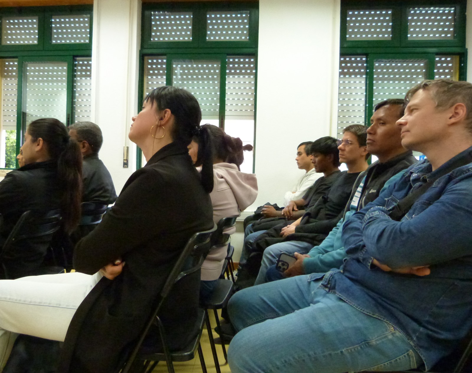 Imigrantes de todas as nacionalidades procuram na escola certificações que lhes permitam regularizar a sua situação. Foto Jorge Wemans