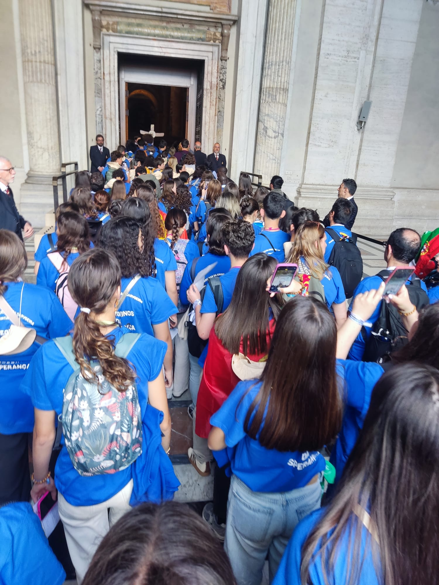 O grupo de peregrinos da Ericeira e Carvoeira prestes a atravessar a Porta Santa na Basílica de S. Pedro. Foto: César Moreira