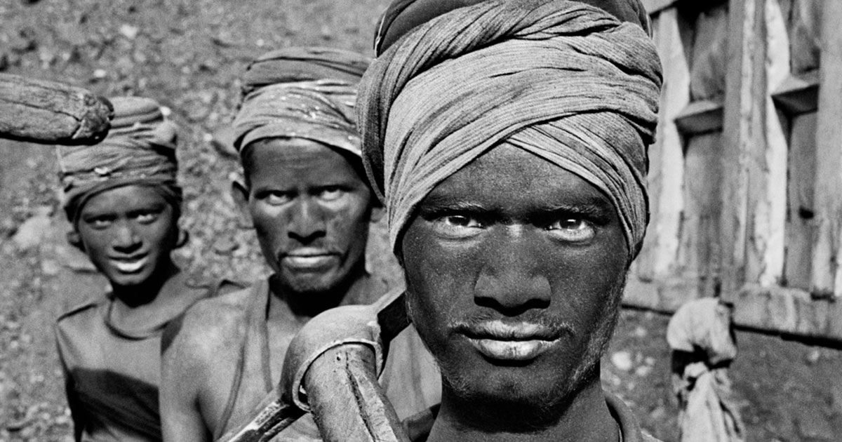 Sebastião Salgado, Mineiros de carvão em Dhanbad, estado de Bihar (Índia) 1989. Colecção MEP (Maison Européène de la Photographie).