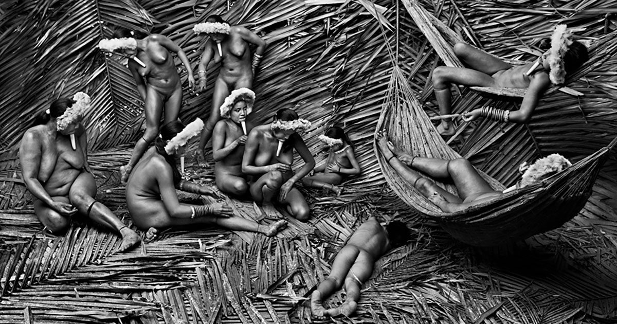 Sebastião Salgado, As mulheres Zo’é tingem o corpo com um fruto vermelho, urucum ou roucou, na aldeia de Towari Ypy, Pará (Brasil). 2009, Colecção MEP (Maison Européène de la Photographie). Doação de Sebastião Salgado et Lélia Wanick Salgado en 2018 © Sebastião Salgado