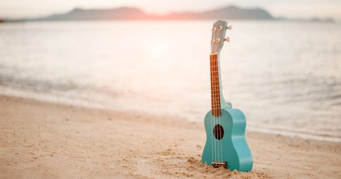 Deus numa canção: "Oceans" Uquelele na praia. Foto Nutthaseth Vanchaichana