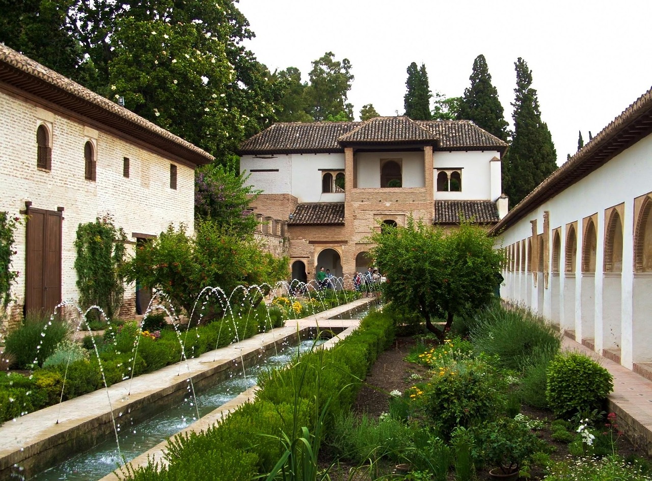 Jardim no Palácio do Alhambra, em Granada (Espanha): “no Alcorão, o jardim é a grande metáfora da promessa escatológica”. Foto © Pixabay