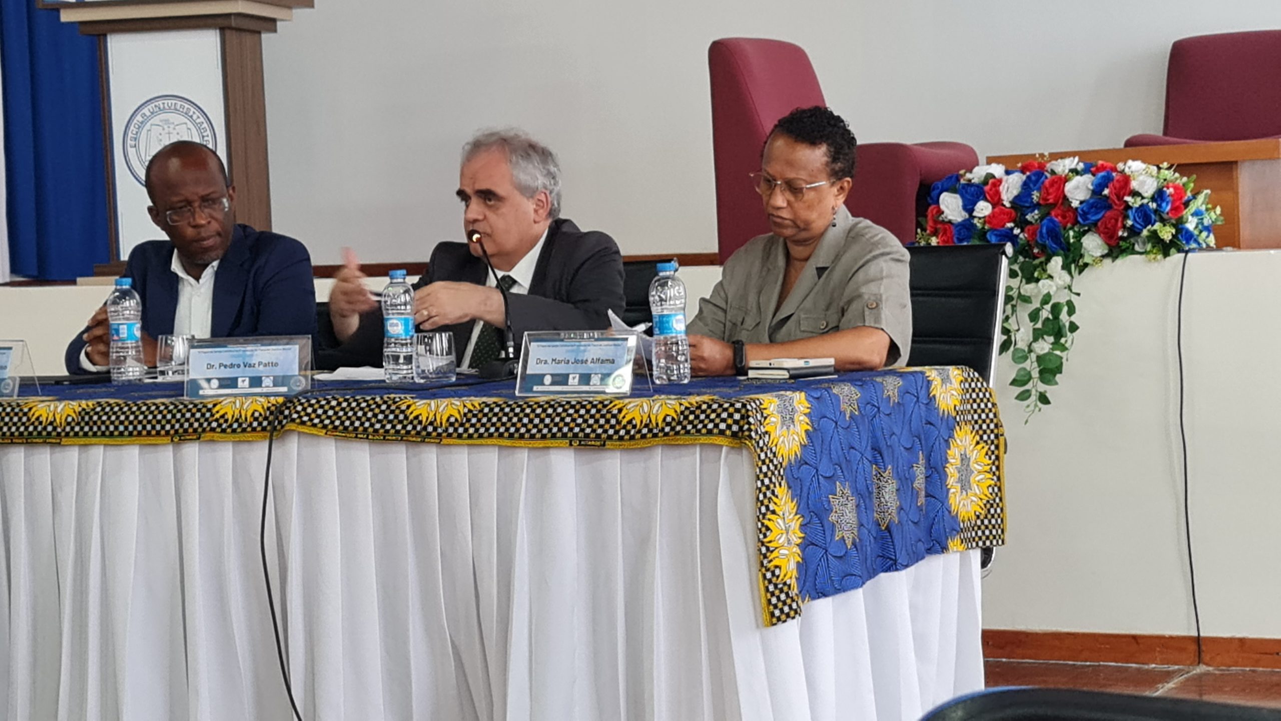 Conferência organizada sábado passado, 21, no auditório da Escola Universitária Católica de Cabo Verde, na cidade da Praia. Pedro Vaz Patto ao centro. Foto DR