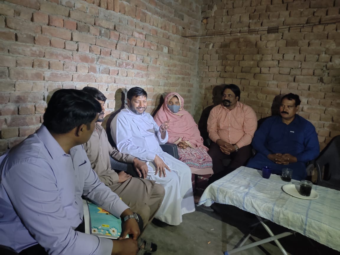 Lazar Aslam (ao centro, de branco), padre franciscano capuchinho de 39 anos, está ao serviço na arquidiocese de Lahore, no Paquistão. Foto: Direitos reservados.