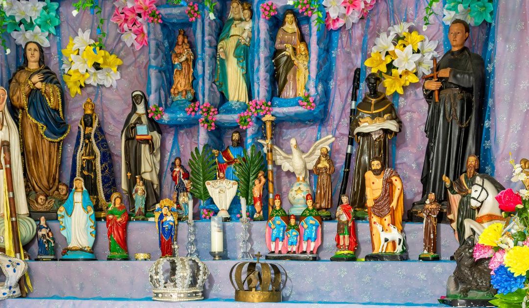 Brasil: Crescimento evangélico desacelera, católicos diminuem e mosaico religioso diversifica-se