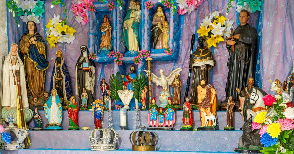 Altar brasileiro, que mistura elementos da umbanda, candomblé e catolicismo. Foto Fred Pinheiro