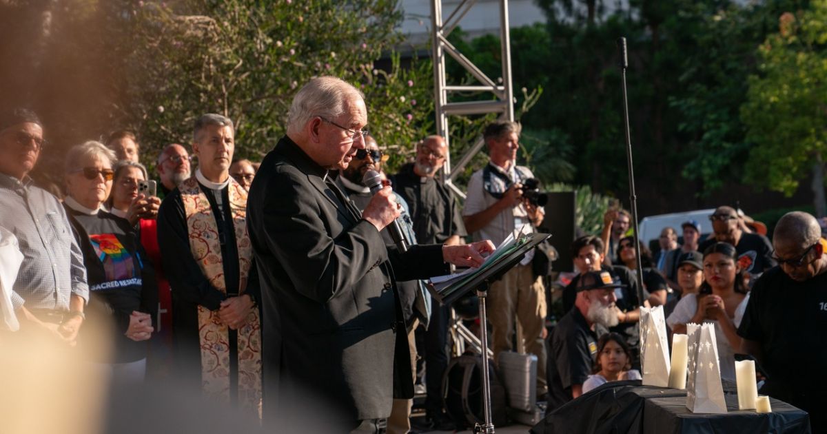 Centenas de pessoas reuniram-se esta quarta-feira, 11 de junho, no Grand Park de Los Angeles para uma oração inter-religiosa. Foto Arquidiocese de Los Angeles