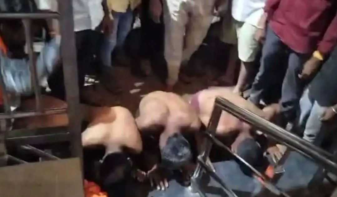 Cristãos obrigados a desfilar nus na Índia, após acusações de tentarem converter hindus
