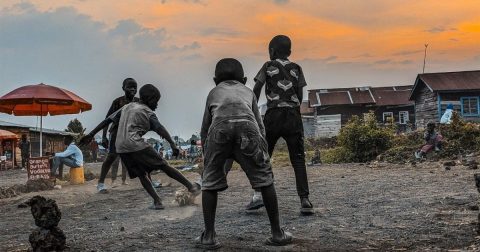 A felicidade de jogar com uma bola de trapos nas ruas do Congo premiada no Jubileu do Desporto Foto vencedora do concurso Sport in Motion, de Isaac Burjiwa