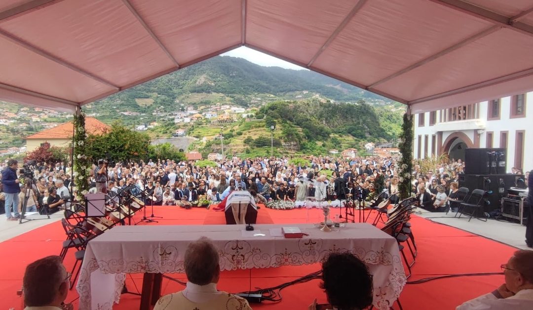 Funeral do padre Martins: uma chuva de cravos, música e poesia