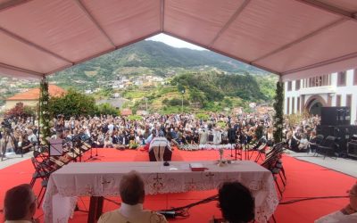 Funeral do padre Martins: uma chuva de cravos, música e poesia