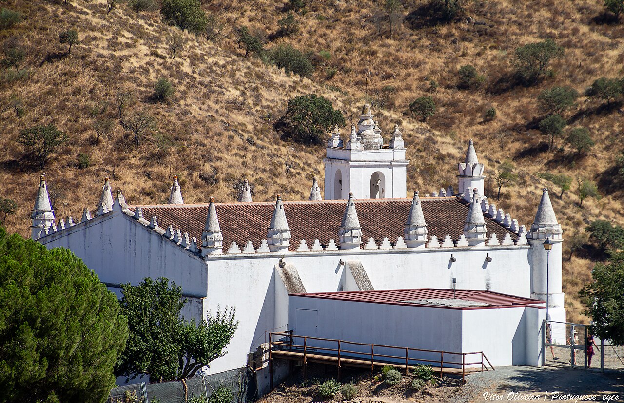 A Igreja de Nossa Senhora da Anunciação, também referida como Igreja Matriz de Mértola, no Alentejo. Foi construída no século XII, durante o período muçulmano, sendo originalmente uma mesquita. Foto © Vitor Oliveira from Torres Vedras, PORTUGAL, CC BY-SA 2.0 <https://creativecommons.org/licenses/by-sa/2.0>, via Wikimedia Commons