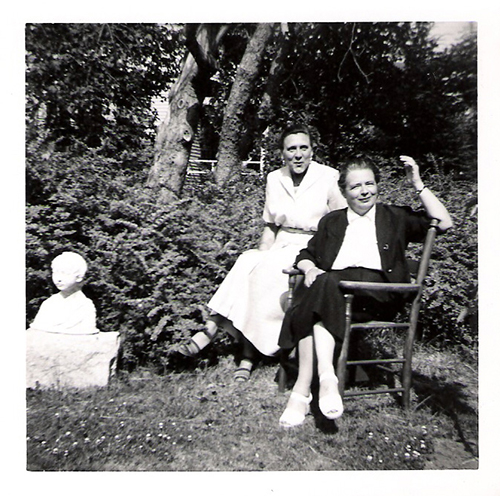 Grace Frick e Marguerite (em 1955, na sua casa Petite Plaisance): Yourcenar considerava o amor como sagrado. Foto © FUSAC/Petite Plaisance Trust (Direitos reservados)