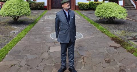 Os jovens da Ribeira Seca e a poesia com que o padre Martins Júnior soube nomear o invisível O padre José Martins Júnior defronte da Igreja da Ribeira Seca, Machico. Foto do Facebook da paróquia.